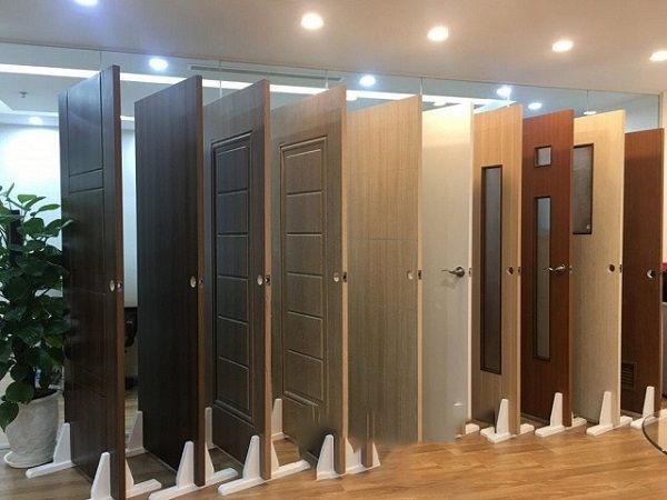 Interior Mother Store dengan deretan pintu premium tertata rapi